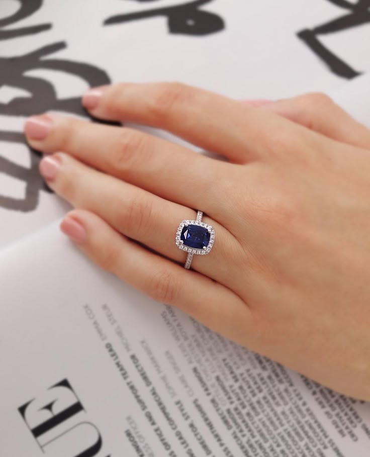 The Refined Appeal of the Lily Arkwright Lulu Yellow Gold Ring